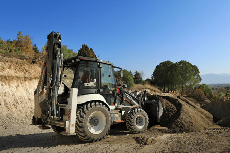 Усовершенствованные экскаваторы-погрузчики Hidromek 102B Alpha с двигателем John Deere